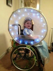 Mazā meitenīte tagad ratiņkrēslā jūtas kā princese.