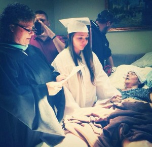 Meitene saņem savu universitātes diplomu slimnīcā blakus ļoti slimajai mātei.