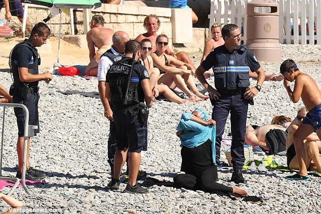 Francijas policisti, bruņojušies ar piparu gāzi un stekiem, devās uz pilsētas pludmalēm, lai šādu tērpu valkātājām tos lūgtu nekavējoties novilkt un izrakstītu soda kvīti.